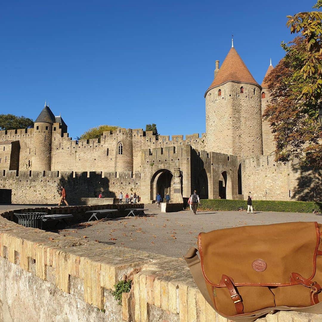 ジョンチャップマンのインスタグラム：「Back to warmer days with Tim Campbell, one of our brand ambassadors and his #chapman bag. On a recent trip to France to explore a Medieval Castle 🏰 #madeinengland #heritage #france #carcassonne #carcassonnecastle #castle #handcrafted #bespokebags #instapic」