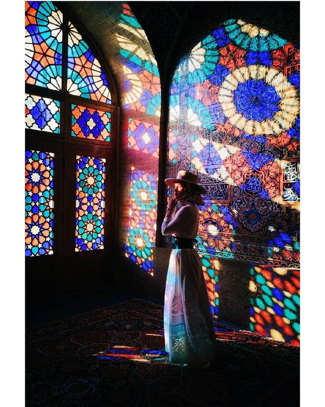 VuTheara Khamさんのインスタグラム写真 - (VuTheara KhamInstagram)「Souvenir from Iran 🌹 🇮🇷 Which one do you prefer?  1) Masjed-e Cheikh Lotfollah, Isfahan  2) & 3) Nasir-ol-Molk, Shiraz  4) Shah Cheragh, Shiraz  5) & 6) Bazaar, Kashan 7) Avgoon Experience Cafe, Kashan . Here is another series of photos I took with the Pro Mode of my #HuaweiP30Pro  With this manual mode, I was able to play with the settings to accentuate the light and underline the colors. It's really convenient. @huaweimobilefr #HuaweiShot @feeliran #letsfeeliran」10月30日 0時15分 - vutheara