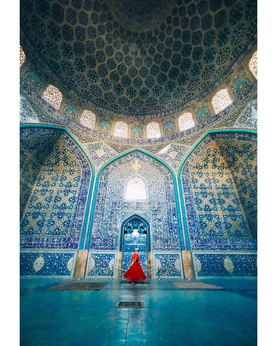 VuTheara Khamさんのインスタグラム写真 - (VuTheara KhamInstagram)「Souvenir from Iran 🌹 🇮🇷 Which one do you prefer?  1) Masjed-e Cheikh Lotfollah, Isfahan  2) & 3) Nasir-ol-Molk, Shiraz  4) Shah Cheragh, Shiraz  5) & 6) Bazaar, Kashan 7) Avgoon Experience Cafe, Kashan . Here is another series of photos I took with the Pro Mode of my #HuaweiP30Pro  With this manual mode, I was able to play with the settings to accentuate the light and underline the colors. It's really convenient. @huaweimobilefr #HuaweiShot @feeliran #letsfeeliran」10月30日 0時15分 - vutheara