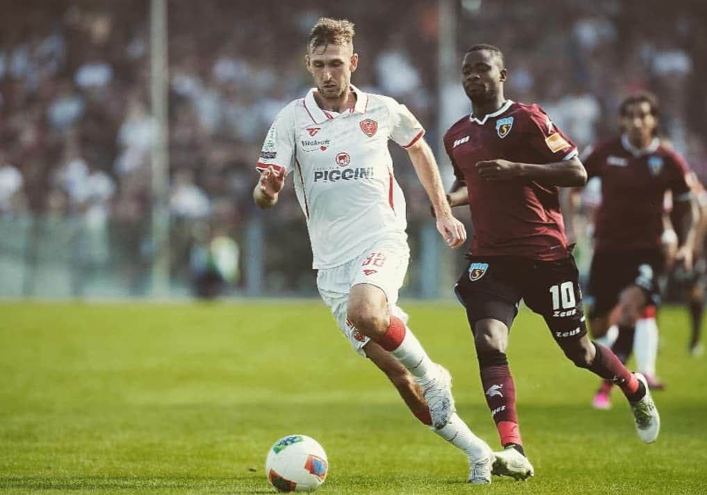 のインスタグラム：「Chi non dà tutto, non dà niente 💪⚪🔴 #forza #maimollare #mostrareilcuore #sempre #back #soon」