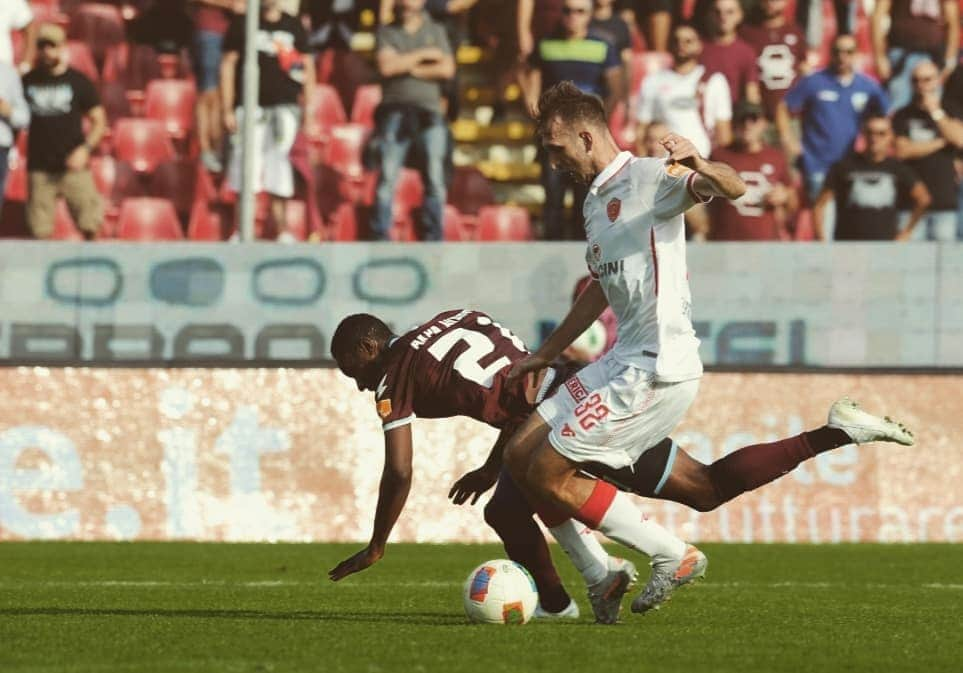 ノルベルト・ジェンベールさんのインスタグラム写真 - (ノルベルト・ジェンベールInstagram)「Chi non dà tutto, non dà niente 💪⚪🔴 #forza #maimollare #mostrareilcuore #sempre #back #soon」10月30日 0時19分 - norbertgyomber32