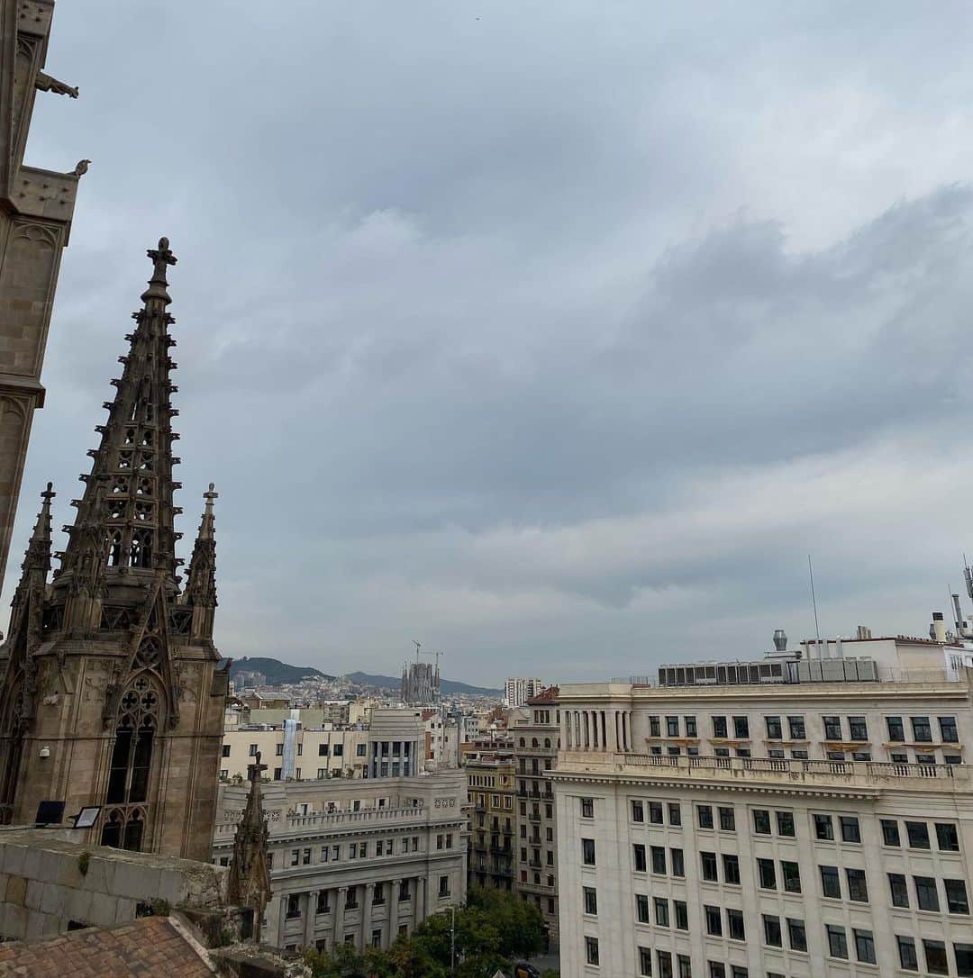 鈴木涼美さんのインスタグラム写真 - (鈴木涼美Instagram)「Such an enormous cathedral in the center of the city. #catedral #barcelona #discoverbarcelona #explorespain」10月30日 0時43分 - suzumisuzuki