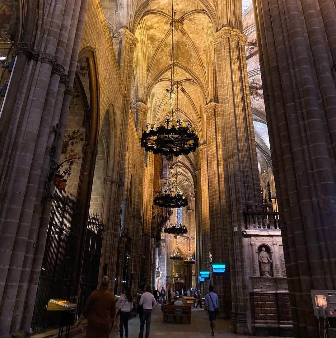 鈴木涼美さんのインスタグラム写真 - (鈴木涼美Instagram)「Such an enormous cathedral in the center of the city. #catedral #barcelona #discoverbarcelona #explorespain」10月30日 0時43分 - suzumisuzuki