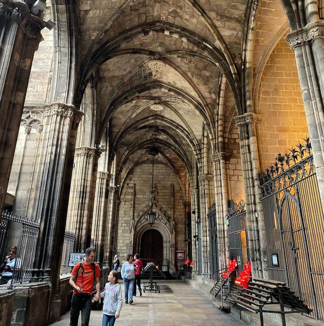 鈴木涼美さんのインスタグラム写真 - (鈴木涼美Instagram)「Such an enormous cathedral in the center of the city. #catedral #barcelona #discoverbarcelona #explorespain」10月30日 0時43分 - suzumisuzuki