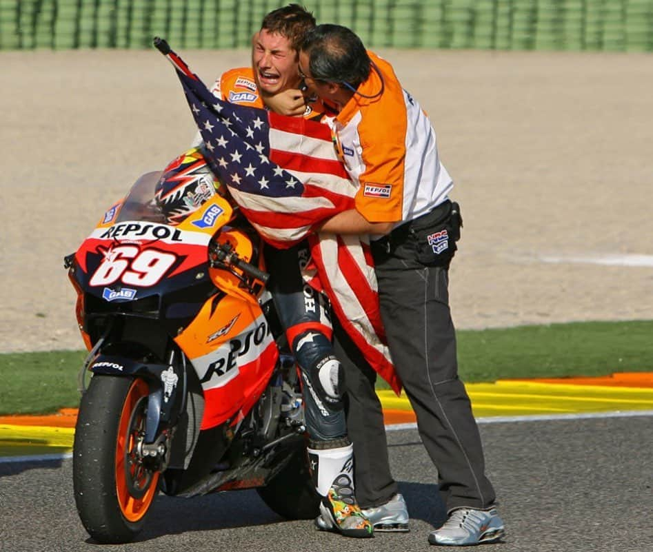 MotoGPさんのインスタグラム写真 - (MotoGPInstagram)「29th October 2006: a day in history that we will always remember ✨ // 13 years since Nicky Hayden won the World Title ❤️ #RideOnKentuckyKid #NH69 #MotoGP」10月30日 0時45分 - motogp