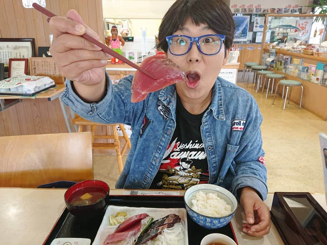 石原祐美子さんのインスタグラム写真 - (石原祐美子Instagram)「まだまだ食べたよ高知県😁 黒潮町の #カツオふれあいセンター黒潮一番館 ・ ・ ここでも地元のおばちゃん達、あったかい☺ ・ 予約すればカツオの藁焼き体験もできるそうです。 ・ カツオのたたきとお刺身が両方食べられる、#ハーフ＆ハーフ定食 あら汁、ハランボの塩焼き、小鉢もついてボリューム満点1500円✨安いっ！！ ・ たたきはもちろん、刺身もバツグンにおいしい(*´ч`*) ・ 焼きたてのハランボも脂のりまくってるし、あら汁も最高٩(๑>ᴗ<๑)۶ ・ 単品  #えびのかき揚げ もサックサクでおいしかったー😋 ・ 居着いてるであろうネコちゃんも幸せそうでした(人 •͈ᴗ•͈)ええもん食べてそう😸 ・ ・ カツオはいつでも大好きやけど、やっぱりこの時期の戻り鰹は格別においしいな😋なんぼでも食べれてしまうわ😆 高知最高！！ありがとう感謝🙇‍♀️ ・ ・ #黒潮一番館 #ウァイファイ使えるで #かつおの塩たたき #藁焼き #かつお  #カツオ #鰹 #定食 #戻りかつお #戻り鰹 #かつおの刺身 #ハランボの塩焼き #あら汁  #くじらに会える町 #黒潮町 #千代の海さんの出身地 #高知グルメ #高知県 #高知名物 #kochi #ご当地グルメ #食べスタグラム」10月30日 0時58分 - chiki2johnny14