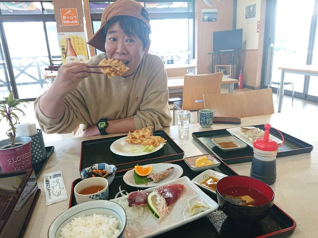 石原祐美子さんのインスタグラム写真 - (石原祐美子Instagram)「まだまだ食べたよ高知県😁 黒潮町の #カツオふれあいセンター黒潮一番館 ・ ・ ここでも地元のおばちゃん達、あったかい☺ ・ 予約すればカツオの藁焼き体験もできるそうです。 ・ カツオのたたきとお刺身が両方食べられる、#ハーフ＆ハーフ定食 あら汁、ハランボの塩焼き、小鉢もついてボリューム満点1500円✨安いっ！！ ・ たたきはもちろん、刺身もバツグンにおいしい(*´ч`*) ・ 焼きたてのハランボも脂のりまくってるし、あら汁も最高٩(๑>ᴗ<๑)۶ ・ 単品  #えびのかき揚げ もサックサクでおいしかったー😋 ・ 居着いてるであろうネコちゃんも幸せそうでした(人 •͈ᴗ•͈)ええもん食べてそう😸 ・ ・ カツオはいつでも大好きやけど、やっぱりこの時期の戻り鰹は格別においしいな😋なんぼでも食べれてしまうわ😆 高知最高！！ありがとう感謝🙇‍♀️ ・ ・ #黒潮一番館 #ウァイファイ使えるで #かつおの塩たたき #藁焼き #かつお  #カツオ #鰹 #定食 #戻りかつお #戻り鰹 #かつおの刺身 #ハランボの塩焼き #あら汁  #くじらに会える町 #黒潮町 #千代の海さんの出身地 #高知グルメ #高知県 #高知名物 #kochi #ご当地グルメ #食べスタグラム」10月30日 0時58分 - chiki2johnny14