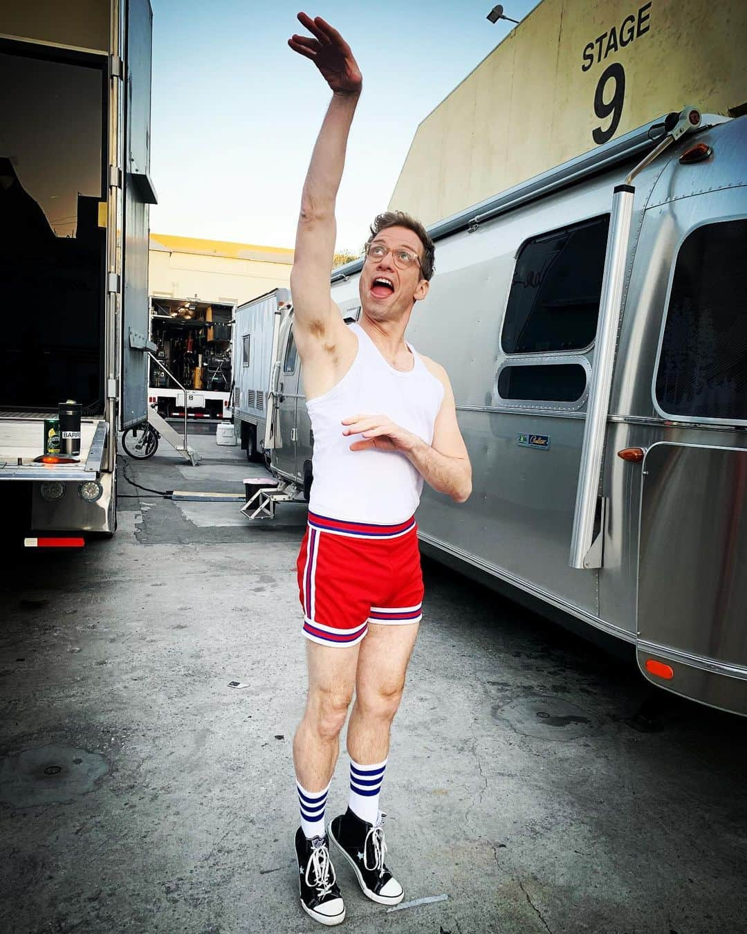 バーレット・フォアさんのインスタグラム写真 - (バーレット・フォアInstagram)「“I got game. I got mad hops. I can take it to the rack!” Is Beale a baller? Find out as I debut this outfit on national television in the episode “Mother” co-written by our very own Deeks, @ericcolsen. #ncisla #basketball #madhops #ericbeale」10月30日 0時58分 - barrettfoa