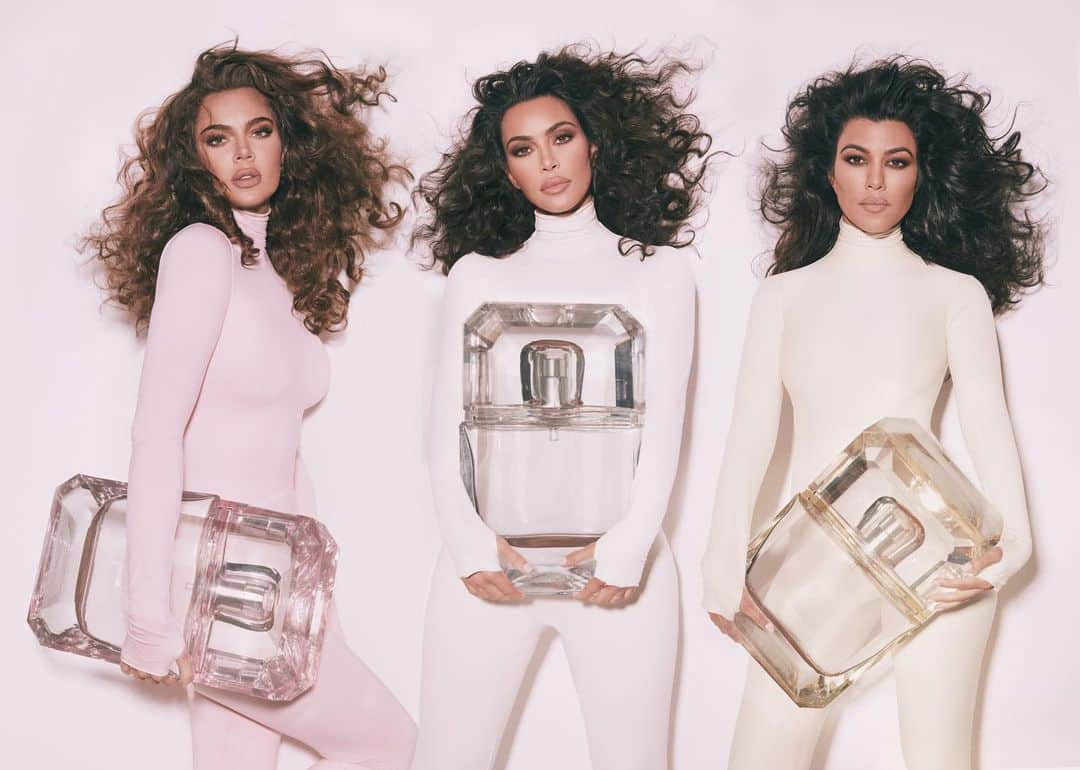 クロエ・カーダシアンさんのインスタグラム写真 - (クロエ・カーダシアンInstagram)「Beyond excited to announce the new @kkwfragrance Diamonds Collection by Kourtney x Kim x ME! Creating the KKW Fragrance Diamonds Collection with Kim and Kourtney was so inspiring. I wanted to create a fragrance that feels feminine, sexy and strong when I wear it. It’s such a dreamy scent with a mix of sweet florals and musk that can be worn from day to night. I’ve been wearing this non-stop and love it more and more every day. Launching on 11.08 at 12PM PST at KKWFRAGRANCE.COM #DiamondsCollection」10月30日 0時59分 - khloekardashian