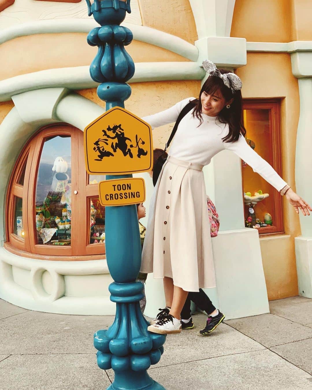 秋山ゆずきのインスタグラム：「. . あれ、久しくDisneyに行ってない。 子猫たちが来てから 外出が極端に減りました。 もともとほとんど外でないのに。笑 可愛すぎて家にずっと一緒にいたくなっちゃう。 明日はくくきき🐱はじめての ワクチンです💉 . .」