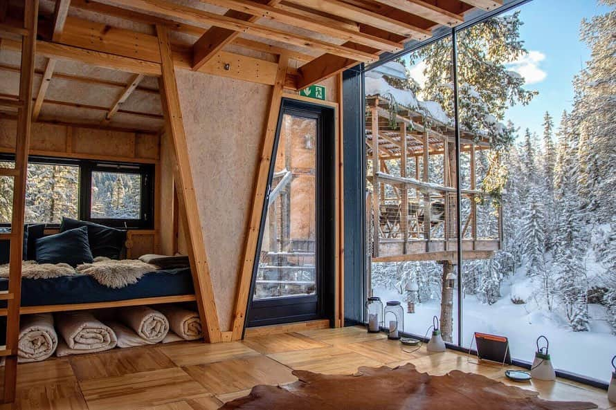 My Interiorさんのインスタグラム写真 - (My InteriorInstagram)「Maximum coziness, minimum distractions in this off-grid treehouse in the heart of the Norwegian mountains. @aa_camp」10月30日 1時05分 - myinterior