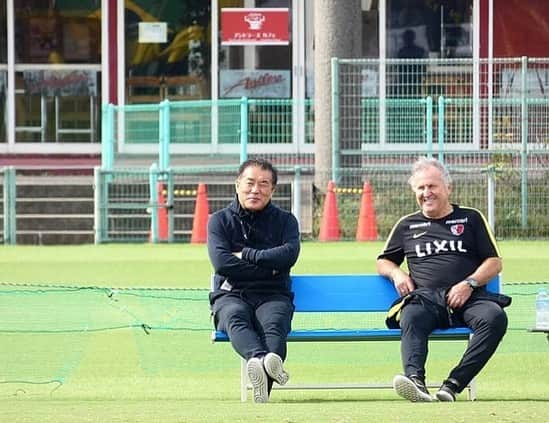 ジーコさんのインスタグラム写真 - (ジーコInstagram)「Um pouco do meu dia a dia aqui no Japao,no Kashima Antlers. Com Man Suzuki, nosso vice presidente, Landow,nosso interprete, recebendo Nagai,que foi meu jogador na Seleção Japonesa,autor do gol que nos deu a 1 vitoria x Coreia do Sul, Moriyama,tecnico da Sub 17 japonesa que começou aí no Brasil vencendo a Holanda por 3x0, no estadio com Leo Silva e Wan,com Souza,meio campo que joga uma bola e foi do Bahia e hoje e do Cerezo Osaka,Alcindo,França,goleador e que ainda mora no Japão e por ultimo gravando pra Tv Francesa, que ta fazendo um especial pro Leonardo.」10月30日 1時12分 - zico