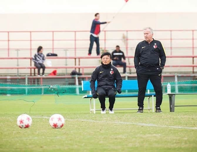 ジーコさんのインスタグラム写真 - (ジーコInstagram)「Um pouco do meu dia a dia aqui no Japao,no Kashima Antlers. Com Man Suzuki, nosso vice presidente, Landow,nosso interprete, recebendo Nagai,que foi meu jogador na Seleção Japonesa,autor do gol que nos deu a 1 vitoria x Coreia do Sul, Moriyama,tecnico da Sub 17 japonesa que começou aí no Brasil vencendo a Holanda por 3x0, no estadio com Leo Silva e Wan,com Souza,meio campo que joga uma bola e foi do Bahia e hoje e do Cerezo Osaka,Alcindo,França,goleador e que ainda mora no Japão e por ultimo gravando pra Tv Francesa, que ta fazendo um especial pro Leonardo.」10月30日 1時12分 - zico