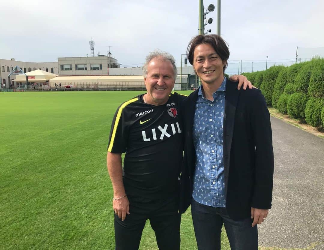 ジーコさんのインスタグラム写真 - (ジーコInstagram)「Um pouco do meu dia a dia aqui no Japao,no Kashima Antlers. Com Man Suzuki, nosso vice presidente, Landow,nosso interprete, recebendo Nagai,que foi meu jogador na Seleção Japonesa,autor do gol que nos deu a 1 vitoria x Coreia do Sul, Moriyama,tecnico da Sub 17 japonesa que começou aí no Brasil vencendo a Holanda por 3x0, no estadio com Leo Silva e Wan,com Souza,meio campo que joga uma bola e foi do Bahia e hoje e do Cerezo Osaka,Alcindo,França,goleador e que ainda mora no Japão e por ultimo gravando pra Tv Francesa, que ta fazendo um especial pro Leonardo.」10月30日 1時12分 - zico