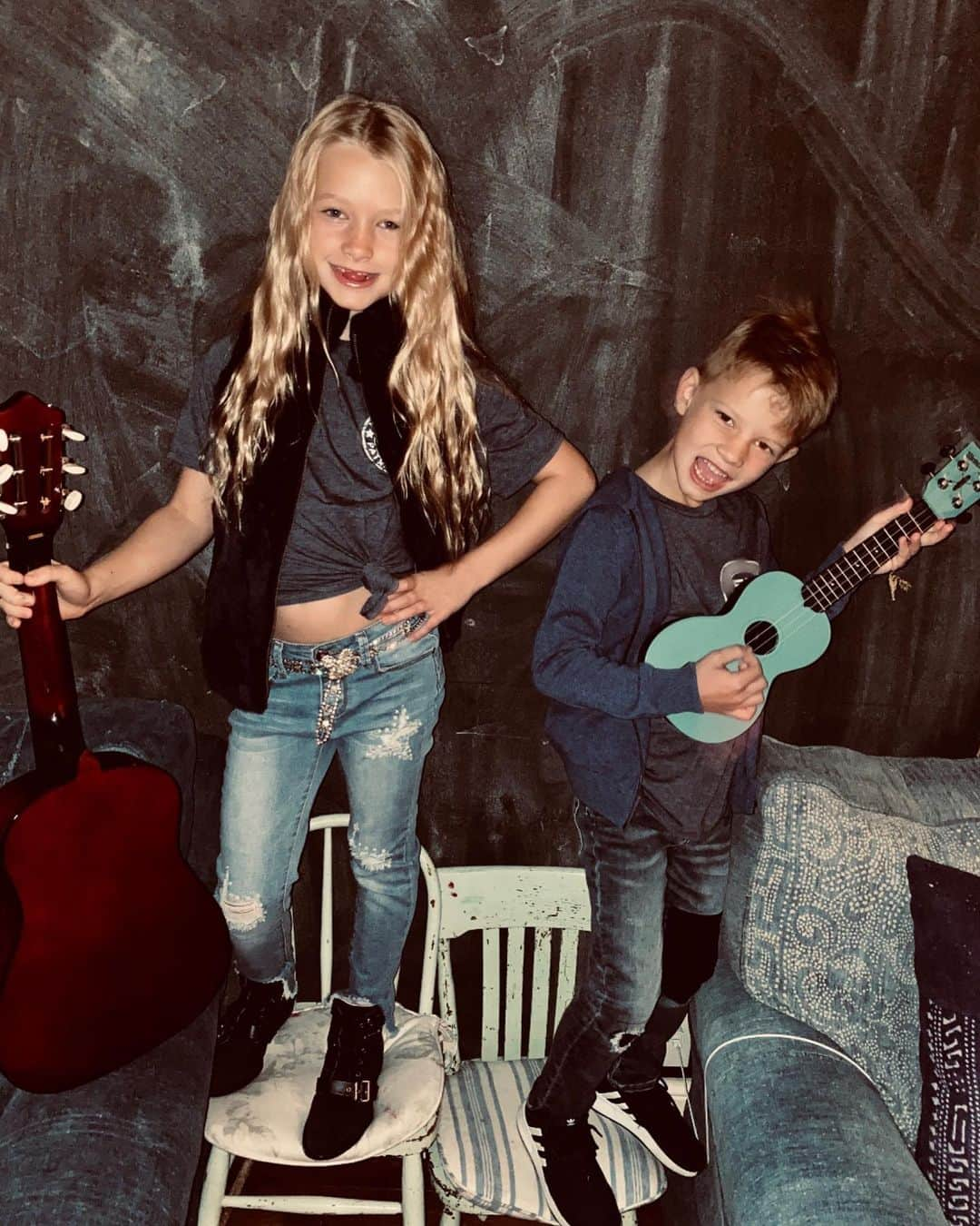 ジェシカ・シンプソンさんのインスタグラム写真 - (ジェシカ・シンプソンInstagram)「School of Rock 🎸 #MAXIDREW #ACEKNUTE」10月30日 1時14分 - jessicasimpson