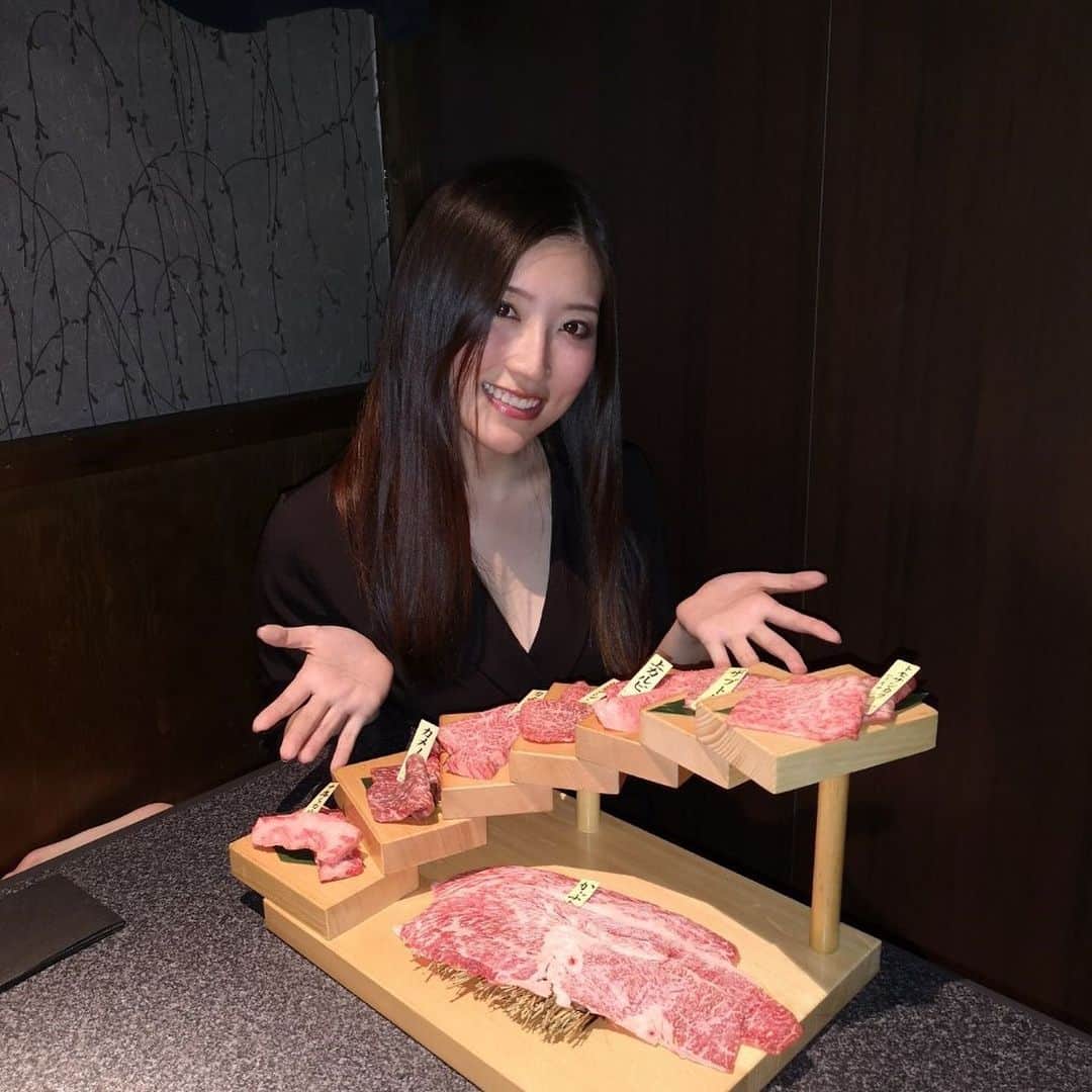 松丘雪那さんのインスタグラム写真 - (松丘雪那Instagram)「. こないだね、大切な友達と @ushinari.shinbashi さんに行ってきたよ！ 大切な友達に美味しいお肉食べてもらいたくて、、！ 本人いやだっていうから最後の一枚におでこのかけらだけ一緒に撮ったの載せるね！ 本当にいいお肉で何もかもが美味しかった💓 友達が すごい喜んでくれて本当に嬉しかった（ ; ; ） 本当に店員さんも素敵だったからオススメです💓 記念日とかお祝いに！ あとさりげなく友達とか連れて行ってだけたりすると最高だと思う💓 とりあえず幸せな1日だったなぁ。 @ushinari.shinbashi さん そしてお肉大好きの私に付き合ってくれた友達 ありがとう💓 . . . #うし成 #うし成新橋 #和牛 #焼肉 #新橋焼肉 #階段盛り #肉寿司 #pr #コラボベース #絶品 #高級 #冷麺 #大興奮 #楽しかった #美味しかった #松丘雪那 #お肉大好き #肉食女子 w #モデル #タレント」10月30日 1時19分 - yukina.23na