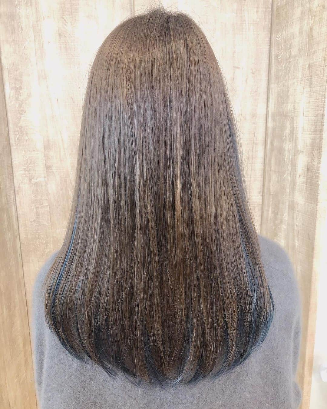 飛鳥りんのインスタグラム：「髪質改善ヘアエステ ヘアカラー インナーカラーエクステ✨  インナーカラーはブルーバイオレット系✨たまには良いね🙆🏻‍♀️気分上がる💕  @takahiro_numa  #logshibuya2  #インナーカラー #髪質改善トリートメント  ありがとうございました😊❤️」