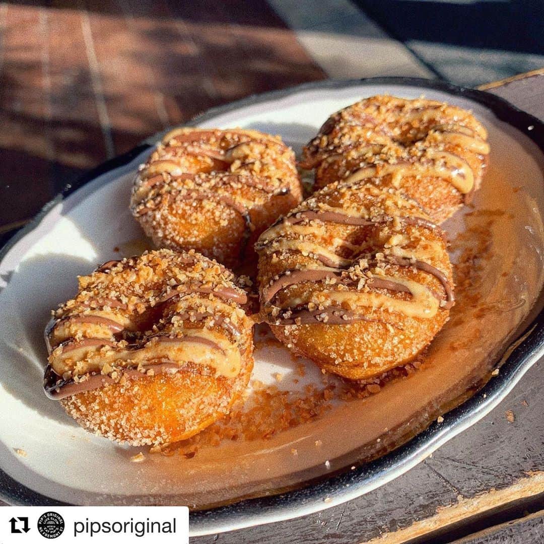 レジー・リーのインスタグラム：「To get you through your Tuesday. #DirtyBoos at @pipsoriginal !  My good ‘ol buddy @nate_sean has done it again.  And thank you Nate for always honoring me with.... DOUGHNUTS‼️. #DirtyWu. #DirtyBoo #whosyourboo #boo.  #Repost @pipsoriginal with @get_repost ・・・ Limited Edition Halloween Special: THE DIRTY BOO!  Our Halloween special is in honor of our favorite boo @mrreggielee with his legendary sweet tooth.  Here’s what’s up:  We take a cinnamon sugar doughnut, top it with our sweet n salty house toasted coconut flakes then drizzle with warm Nutella, neighborhood raw honey and sweet peanut butter sauce. 🤤 - THE DIRTY BOO! So good it’s frightening! 👻 - Order it by name as it is a limited edition Halloween flavor. ❗️TAG YOUR FAVORITE BOO! #communitynotcompetition 📸 @jjordanww.」