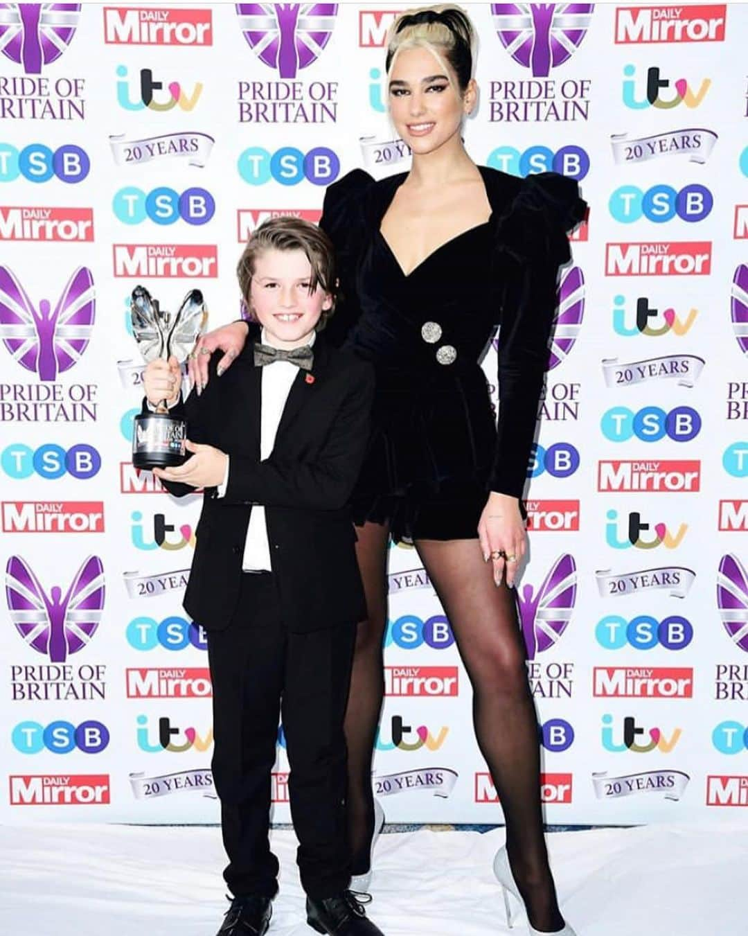 デュア・リパさんのインスタグラム写真 - (デュア・リパInstagram)「Last night for the Pride of Britain Awards, giving 9 year old Ben the Child Of Courage award for his bravery! Such a beautiful evening in London... catch it on itv next week 🖤」10月30日 2時04分 - dualipa