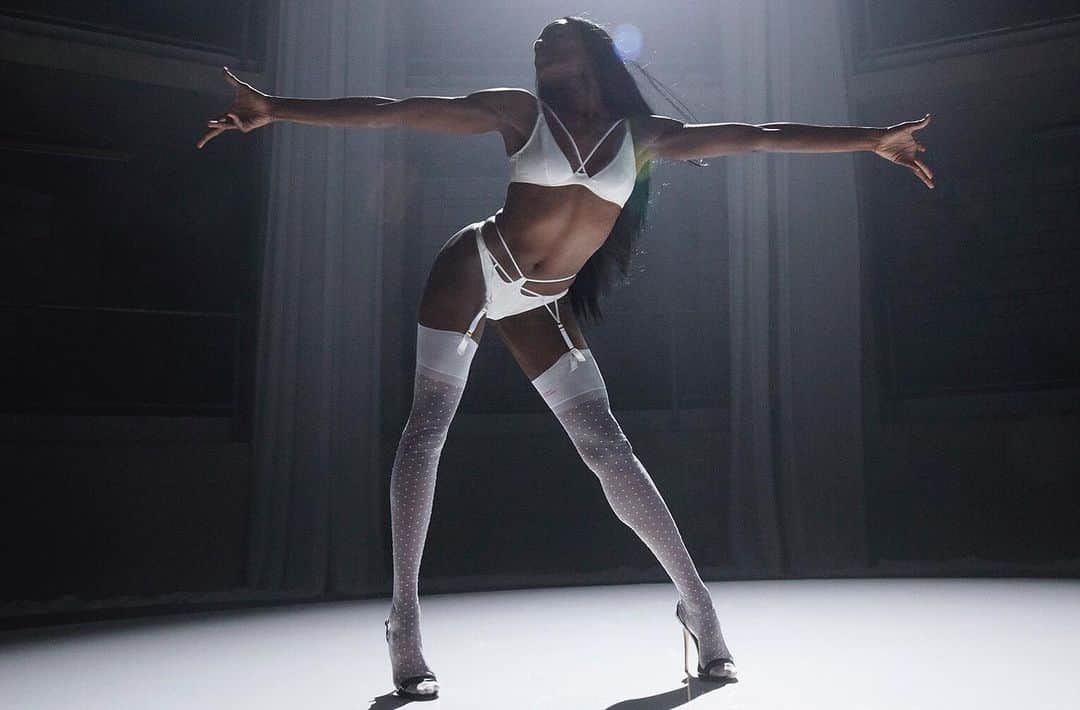 Agent Provocateurさんのインスタグラム写真 - (Agent ProvocateurInstagram)「Into the spotlight: discover how white lingerie is anything but plain in our new whites and nudes edit.  Our campaign dancer @khadijashari wears our Quentin set, waiting for you in store or online! #AgentProvocateur #AW19 #unAPologetic」10月30日 2時34分 - agentprovocateur