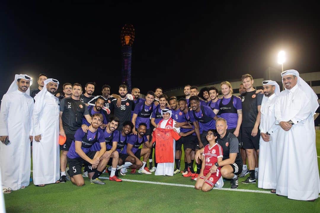 マルク・ムニエッサのインスタグラム：「Proud of this team @alarabi_club 🔴👏🏼 We will fight for you 💪🏼💪🏼」