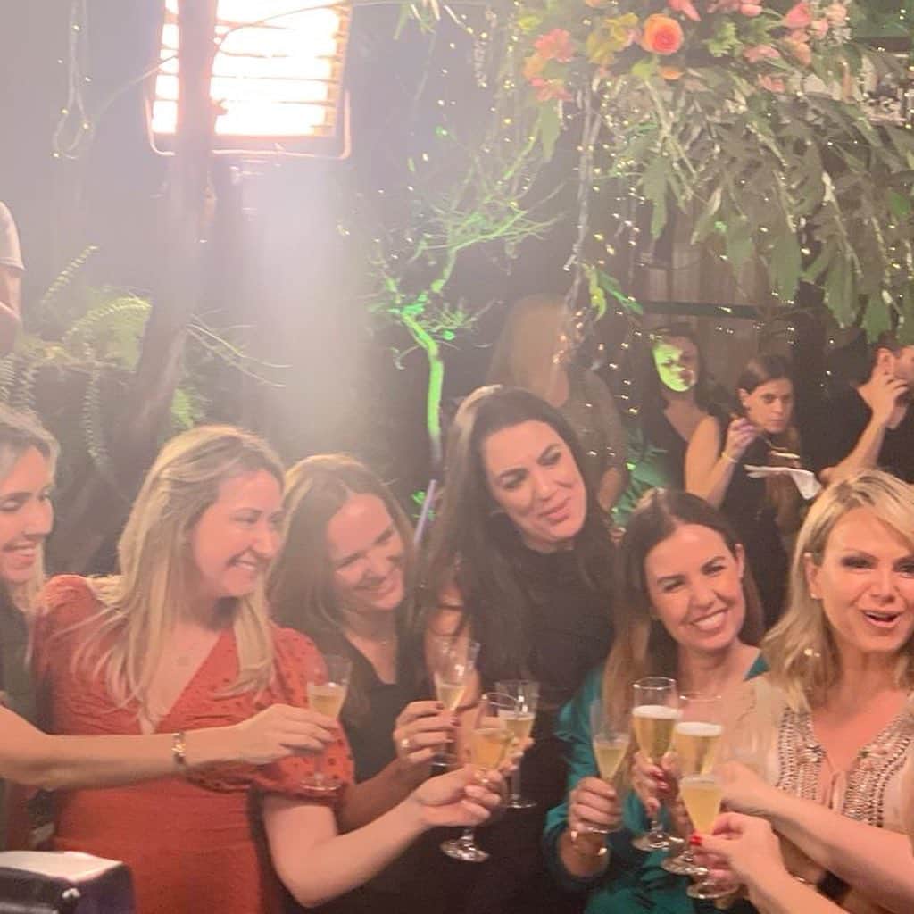 Eliana Michaelichin Bezerraのインスタグラム：「Um brinde a alegria de estar com as pessoas que amamos! Achei que fosse gravar e fazer uma surpresa para um casal de noivos e fui surpreendida por @simoneesimaria, minha equipe querida, amigos e familiares com uma festa de aniversário antecipada no restaurante maravilhoso da minha amiga @chefmorenaleite. Foi muito divertido e emocionante. Ameiiiiii!!! Vai ao ar em novembro 🍾👏👏👏」