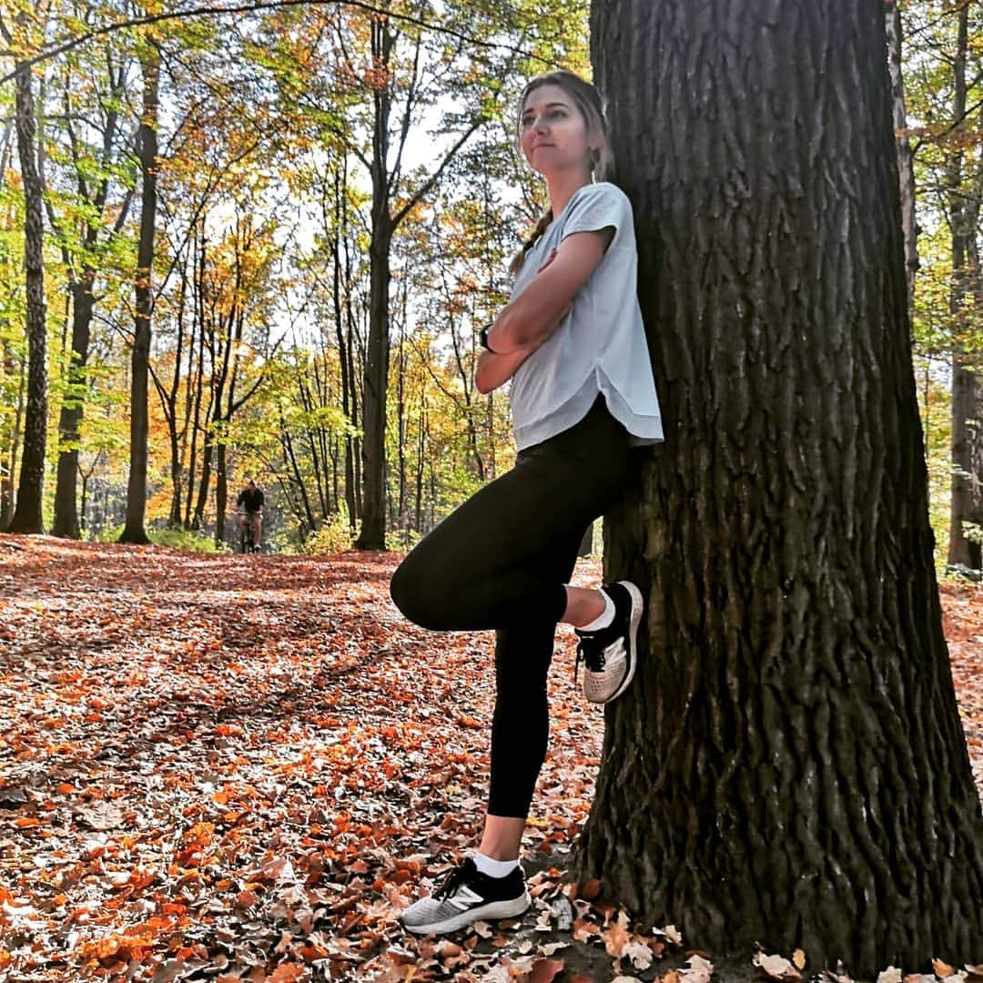 Karolina ŁOZOWSKAのインスタグラム：「Ahh ta polska jesień 🧡 nic tylko biegać... no i się rozciągać 😅😅 #nb #newbalance #newbalancepoland #workinprogess #power #motivation #autumn #polishathlete #runner #azsawfkatowice #klubmistrzów」