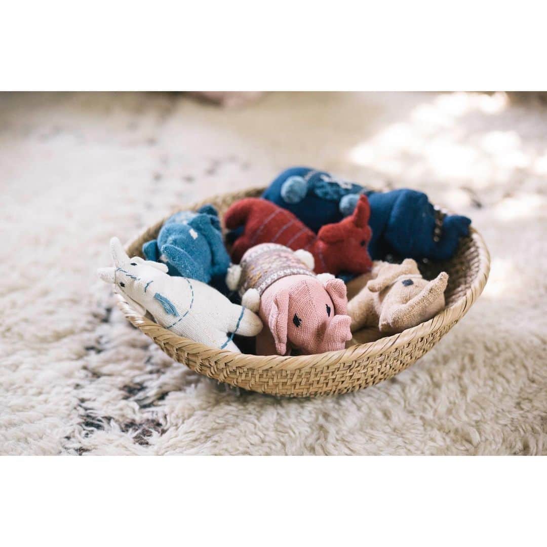 エリン フェザーストンのインスタグラム：「I always love baby gifts that are really more for the mama (we do all the work, right?!) Here are some of my current favs from @stfranktextiles. These elephants are handmade in Laos from hand spun cotton and natural dyes and while they are adorbs for the babes, they also look good in the casa. And scroll through to see the best baby blanket ever!!! #thefetherednest」