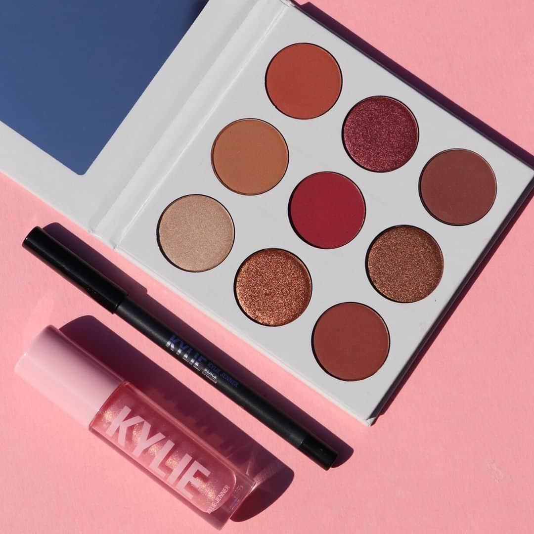 Kylie Cosmeticsさんのインスタグラム写真 - (Kylie CosmeticsInstagram)「Last chance to shop Kylie's October Favorites bundle ✨💕 The perfect set for an everyday fall glam look 🍂 A $68 value for only $52! KylieCosmetics.com」10月30日 3時15分 - kyliecosmetics