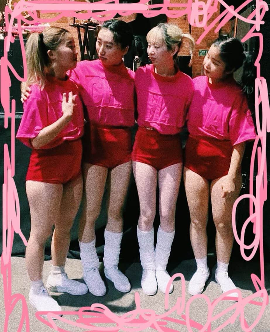 ユウキさんのインスタグラム写真 - (ユウキInstagram)「New outfits! すごいかわいいんだ〜💞 Europe tour からお披露目 とってもラブリーパンツなスタイルよ💋 We are fashionista ! 👚 by @___shigeta___ 📸 by @yuzusakko  #chaiband #neokawaii #pink #outfits #neoかわいい　#コンプレックスはアートなり」10月30日 4時02分 - yuukichan2