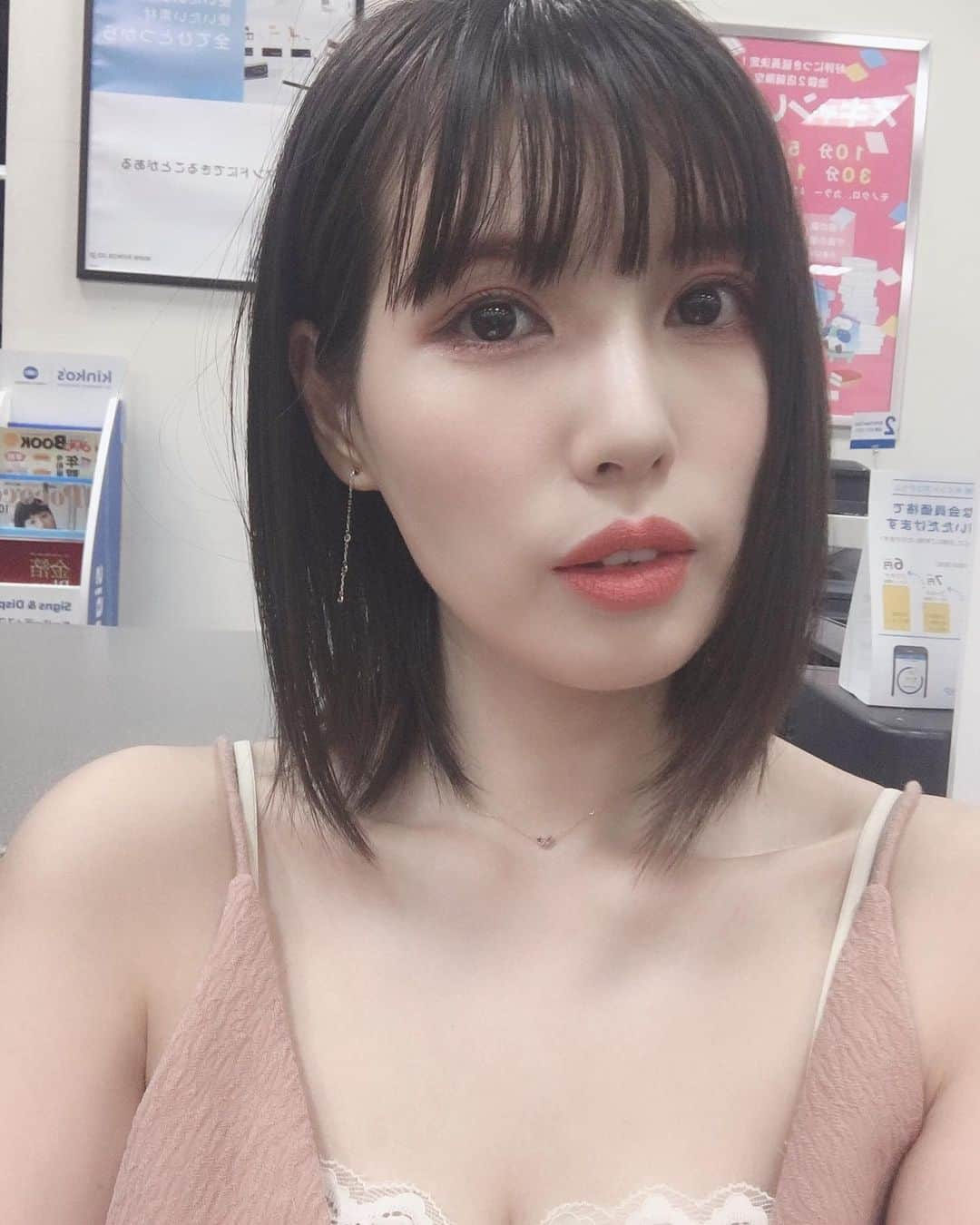 ふしみ彩香のインスタグラム：「キンコーズで暇してるとき  #キンコーズ大好き #素晴らしい対応にいつも感謝です #久しぶりの更新 #私インスタ過疎ってて恥ずかしい #SNSも日々精進 #selfie」