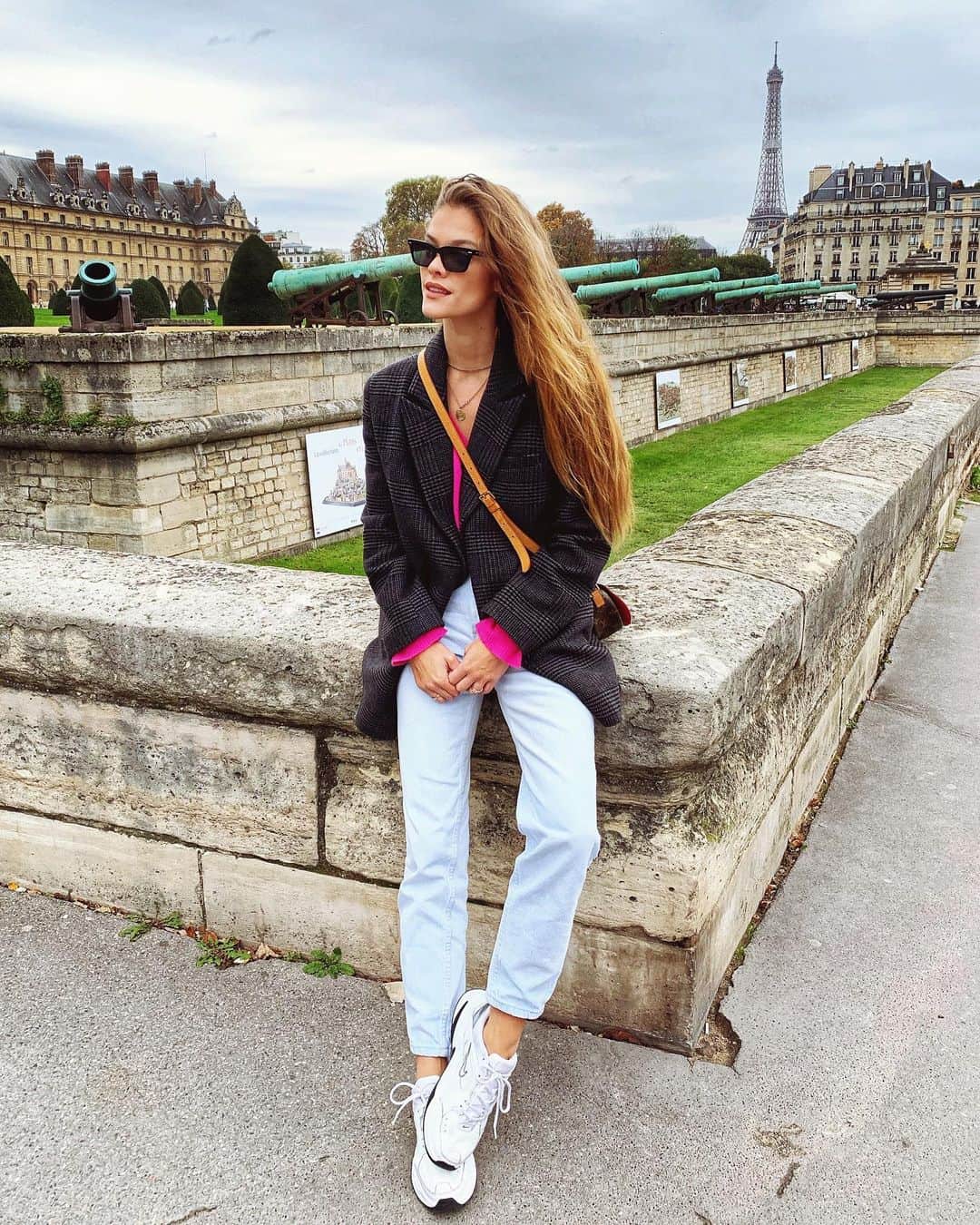 ニーナ・アグダルのインスタグラム：「I ate 3 croissants and 4 full breadbaskets today and I’m ok with it, just slightly uncomfortable」