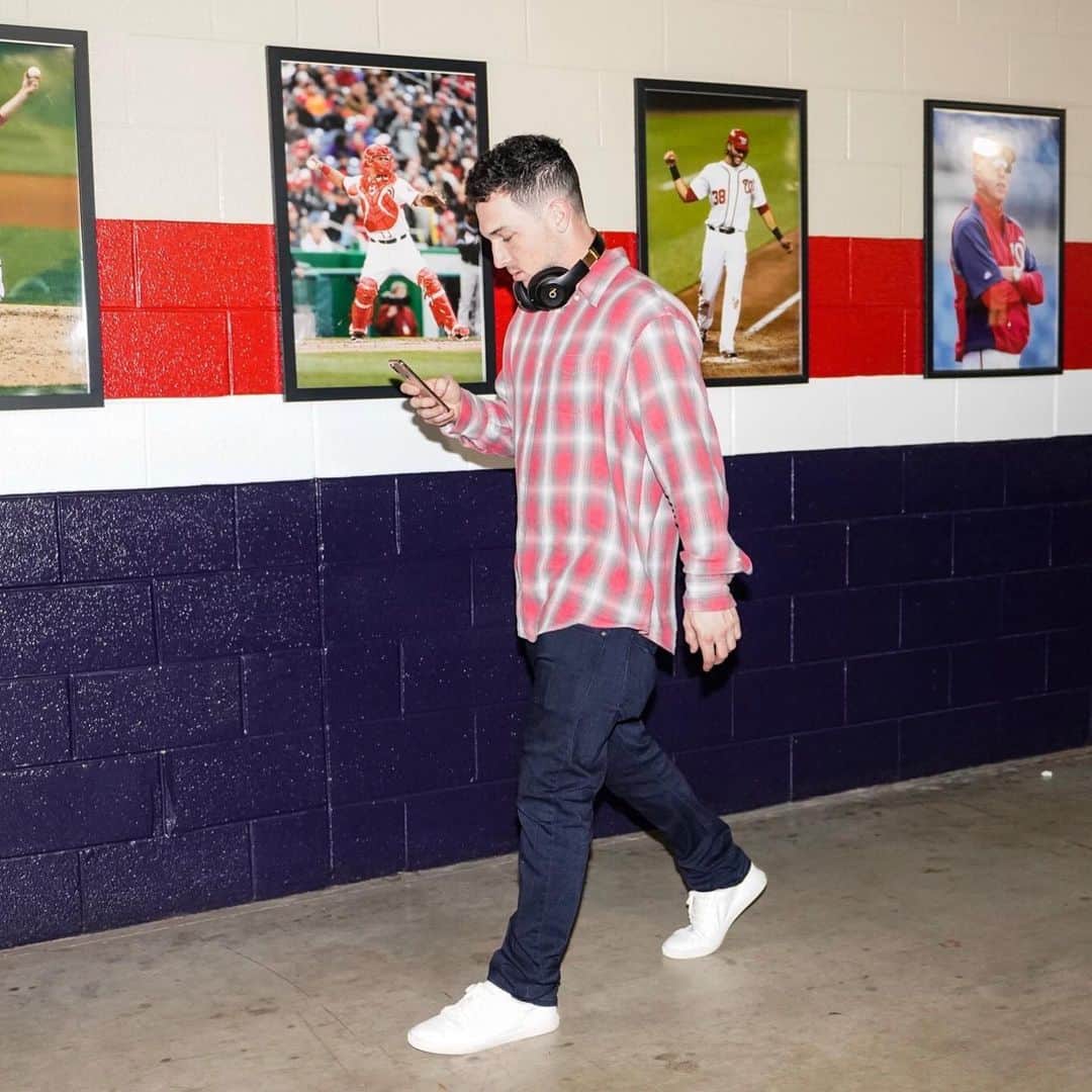 MLBさんのインスタグラム写真 - (MLBInstagram)「Breg is back with the same outfit. 🍀」10月30日 4時21分 - mlb