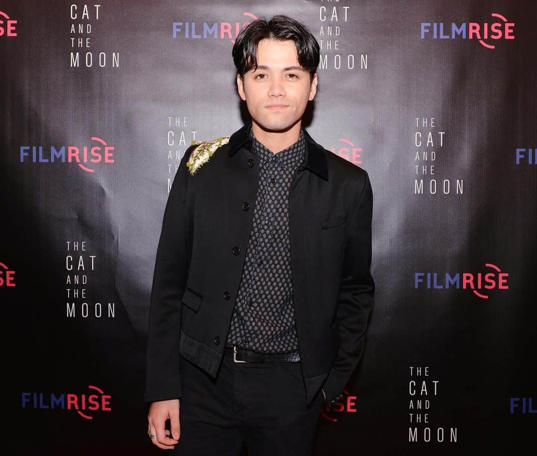 ジュリアン・ヤオ・ジョイエロさんのインスタグラム写真 - (ジュリアン・ヤオ・ジョイエロInstagram)「incredible premiere night for @catandthemoonfilm. love you friends and love this film! make sure to watch in theaters or on iTunes! (swipe to the end to see @oborehamwing’s disapproval of my pontificating ) 🌙」10月30日 4時21分 - giulliang