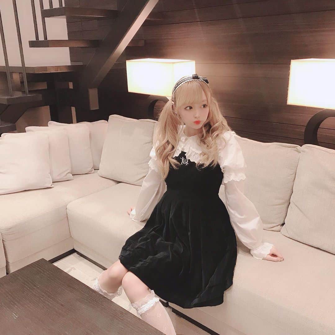 のインスタグラム：「ワンピゎハニシナの ベロア生地のだよ🖤💭💭 ずーっとまえに もらったやつぅ👯‍♀️ #ソファーコレクション」