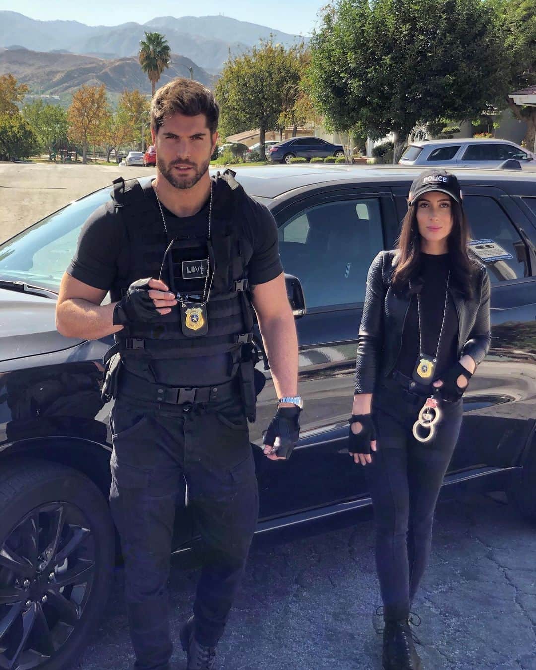 ニック・ベイトマンのインスタグラム：「Prepare to get frisked 🚨🚔 #happyhalloween 🎃」