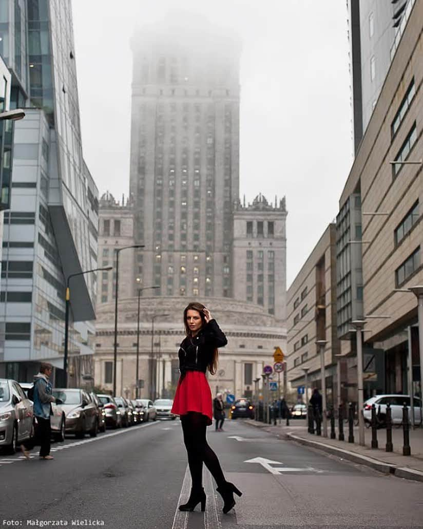 Karolina Bojarさんのインスタグラム写真 - (Karolina BojarInstagram)「Warsaw/Fall 2019 🌫  fot. @malgorzata_wielicka 📸 #autumnmood #fall2019 #pkin #Złota #Warsaw #reddress #city #highheels #fog #foggy #longhair #citylife」10月30日 4時53分 - bojarmeow