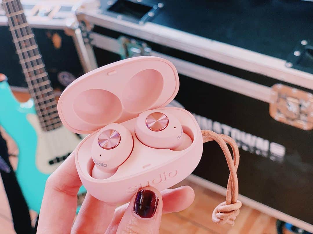 SHIZUKAのインスタグラム：「. Thank you @sudio 🦋🖤 . Sudioからワイヤレスイヤフォンを頂きました！ ピンクでこんなお洒落なやつってなかなか無いよね〜 バッテリーが35時間持つらしくて長距離移動しまくる私にぴったり♡ . 15％オフクーポン➡︎15_shizuka  #sudio #sudiomoments #PR」