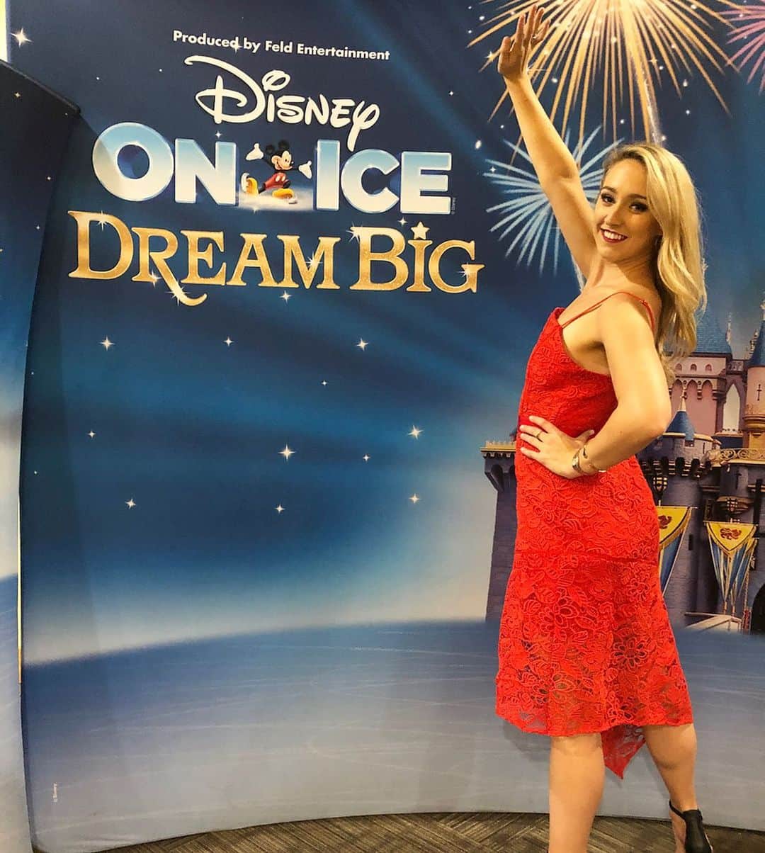 のインスタグラム：「Thanks for a great week Rockford ❤️ - - - #disneyonice #rockford #Illinois #tour #hometown  #tourlife #fun #disney #dreambig #skating #openingnight #friends #annaandelsa #ustour #party #family #showgirl #pose #laugh」