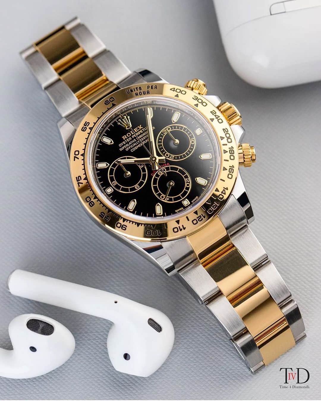Daily Watchさんのインスタグラム写真 - (Daily WatchInstagram)「Two-tone Rolex Daytona (Steel and Yellow Gold) with black dial 👌🏼 Photo by @time4diamonds」10月30日 5時37分 - dailywatch