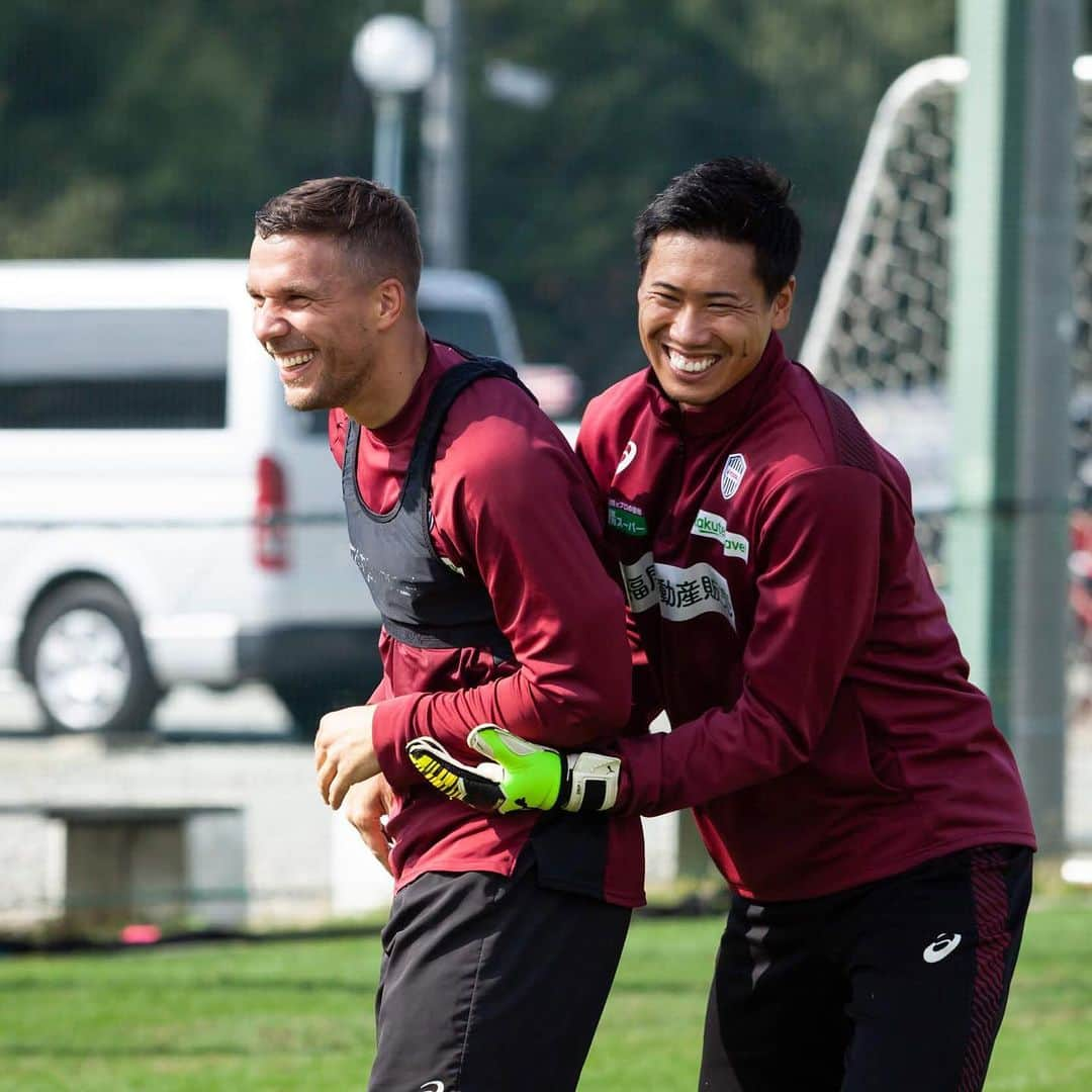 ヴィッセル神戸さんのインスタグラム写真 - (ヴィッセル神戸Instagram)「仲良し😁😁 Best friends? 😁😁 .  #vissel #visselkobe #ヴィッセル神戸 #WeAreKobe #一致団結 #Kobe #神戸 #Poldi #Podolski #ポルディ #ポドルスキ #前川黛也」10月30日 16時32分 - visselkobe