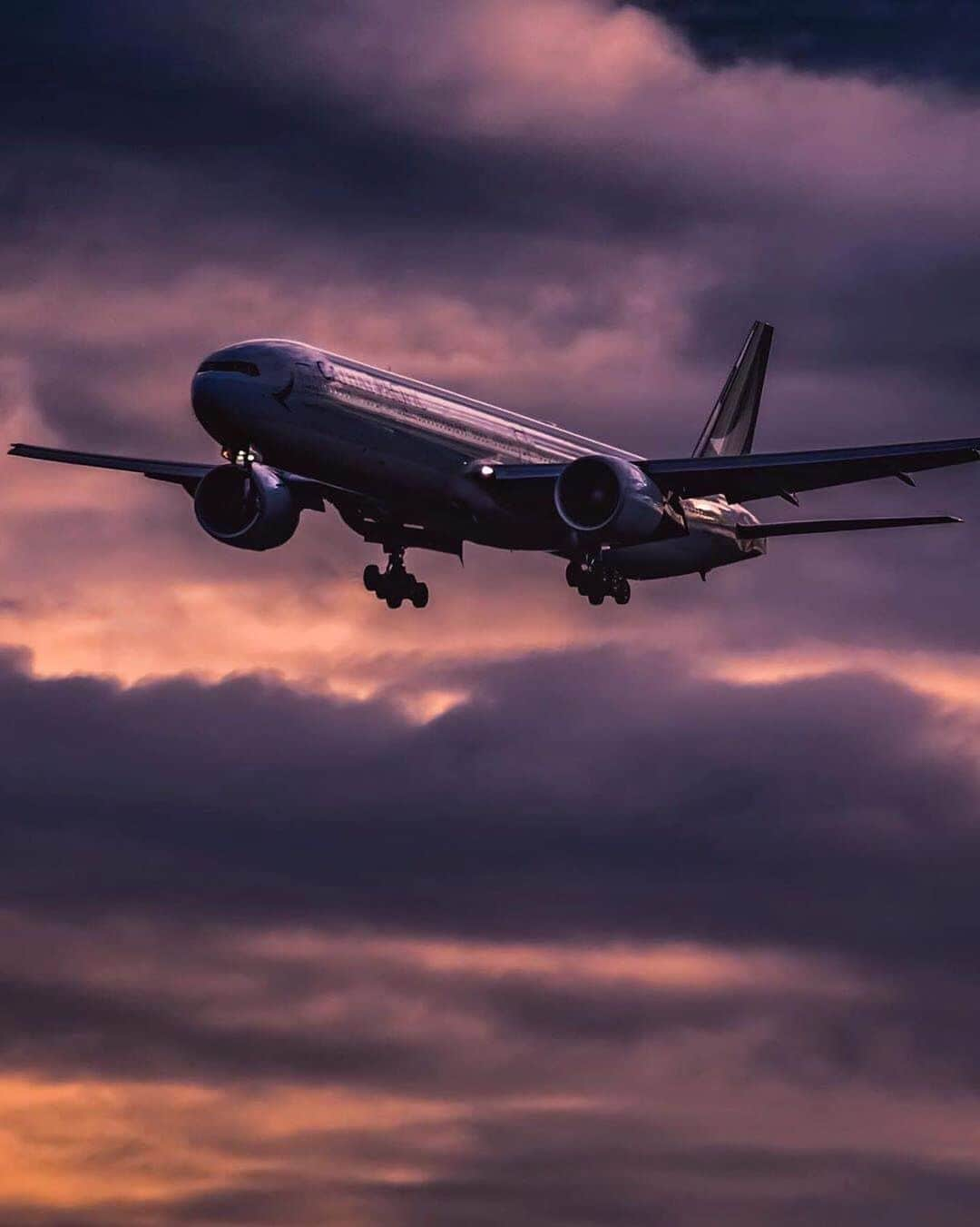 キャセイパシフィック航空さんのインスタグラム写真 - (キャセイパシフィック航空Instagram)「Our #Boeing777 arrives into Frankfurt airport to a beautiful sunrise. Do you know the average cruising speed of the Triple-7?⁣ ⁣ 我們的 #波音777 客機在晨光初現之際抵達法蘭克福機場。大家知不知道這款客機的平均飛行速度是多少呢？⁣ ⁣ Credit: @planespottermuc」10月30日 16時27分 - cathaypacific