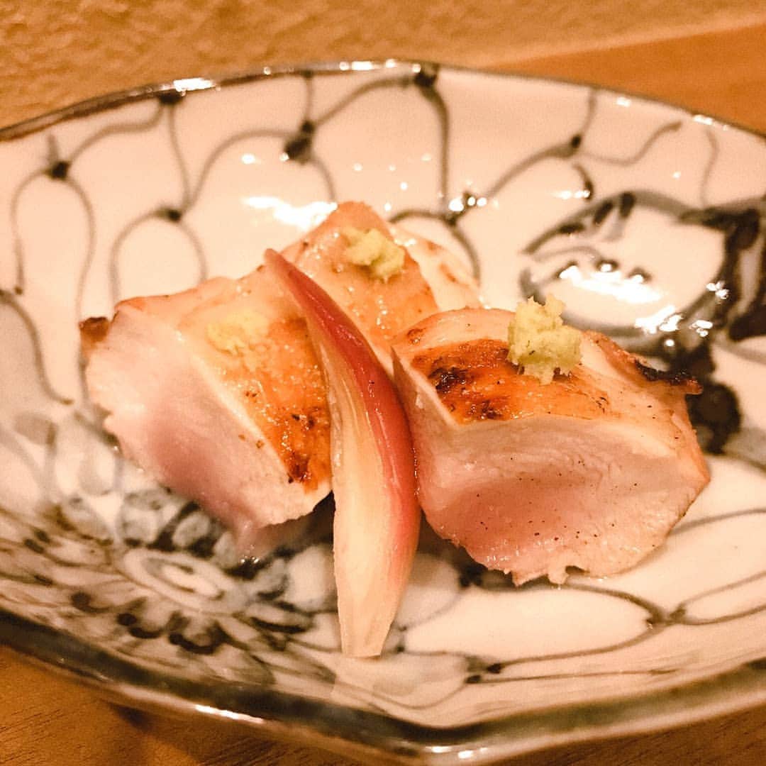 北新地｢鶏割烹ならや｣さんのインスタグラム写真 - (北新地｢鶏割烹ならや｣Instagram)「鶏割烹ならやです。  さむくなってきましたねー！ 鶏も最近寒くなってきたのか少し胸肉の脂が多くなったように感じます！ 甘くてキレの良い胸肉のタタキが美味しいですねー  燗酒の時期もきているので日本酒も力入れていくので冬に向けて皆さんあったまりましょー！  #鶏割烹ならや#北新地#大阪#大和肉鶏#焼き鳥#ヤキトリ#焼鳥#鍋#しゃぶしゃぶ#鶏しゃぶ#すき焼き#日本酒#熱燗#ぬる燗#雅chickfarm」10月30日 16時28分 - torikappo.naraya