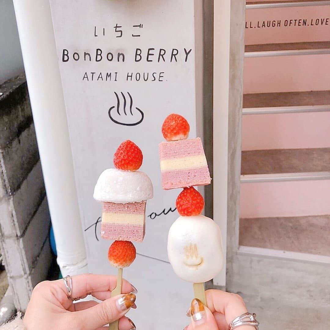 UWASAさんのインスタグラム写真 - (UWASAInstagram)「.⠀ 【#uwasa_静岡】⠀⠀⠀⠀⠀⠀⠀ 静岡・熱海にある「いちごBonBonBERRY 熱海ハウス」をご紹介🎉✨⠀⠀⠀⠀ いちごBonBonBERRY 熱海ハウスは、「いちごスイーツの夢のアトリエ」がコンセプトの苺スイーツ専門店です💕 お写真は、「温泉まんじゅういちご串」と「いちご大福串」🍓⠀⠀ 「温泉まんじゅういちご串」は、老舗の温泉まんじゅうと苺が食べられる熱海らしい一品😋💗⠀ 「いちご大福串」は、もっちり苺大福と苺がベストマッチ✨⠀ 他にもスペシャルないちごスイーツが盛りだくさんですよ😆🎶⠀ ＊⠀⠀⠀⠀ いちごBonBonBERRY　熱海ハウス👉(@atamibonbonberry )⠀⠀⠀⠀⠀⠀ ＊⠀⠀⠀⠀ ↓素敵なアカウントはこちら⠀⠀⠀⠀ [photo by:@_kono109]⠀⠀⠀⠀ ＊⠀⠀⠀⠀ <<✏️=========================>>⠀⠀⠀⠀ グルメに関する素敵なお写真を⠀⠀⠀⠀ 厳選してご紹介しています📷🌈⠀⠀⠀⠀ 【 @uwasa_gourmet 】 or 【 #uwasa 】⠀⠀⠀⠀ をタグ付けであなたの投稿が⠀⠀⠀⠀ Instagramや記事で紹介されちゃうかも👀🎉⠀⠀⠀⠀ 皆さんの素敵なご投稿お待ちしています🌸⠀⠀⠀⠀⠀⠀⠀ <<=========================🔎>>⠀ ＊⠀ #静岡 #熱海 #あまおう #苺 #いちご #strawberry #食べ歩き #美味しい #スイーツ #sweets #スイーツ部 #スイーツ巡り #いちご好き #美味しい #グルメ #いちご大福 #温泉まんじゅう #熱海カフェ #パフェ #かわいい #カフェ #cafe #カフェ部 #カフェ巡り #おやつ #おやつタイム #いちごスイーツ」10月30日 16時30分 - joshime_gourmet