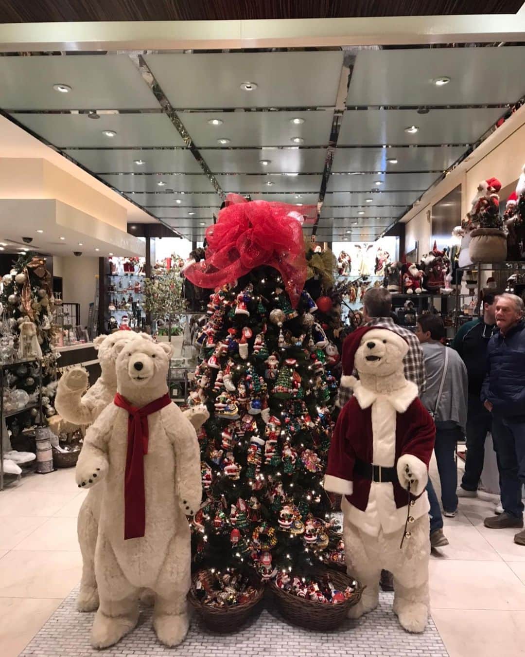キャシー中島さんのインスタグラム写真 - (キャシー中島Instagram)「* 今年のベラッチオホテルのハロウィンはインドをテーマにしているようです。 大きな虎と象は迫力はあるけど、 ちょっとゴテゴテしすぎかな？  それにしてもこれを作って飾る人はすごいわね！ 大人が子供に戻って楽しそうです。 クリスマスショップもすっかりデコレーションが終わっていました。 私はこのチョコレートファウンテンが気になります。 マシュマロにつけて食べたいな！」10月30日 16時30分 - official_kathynakajima