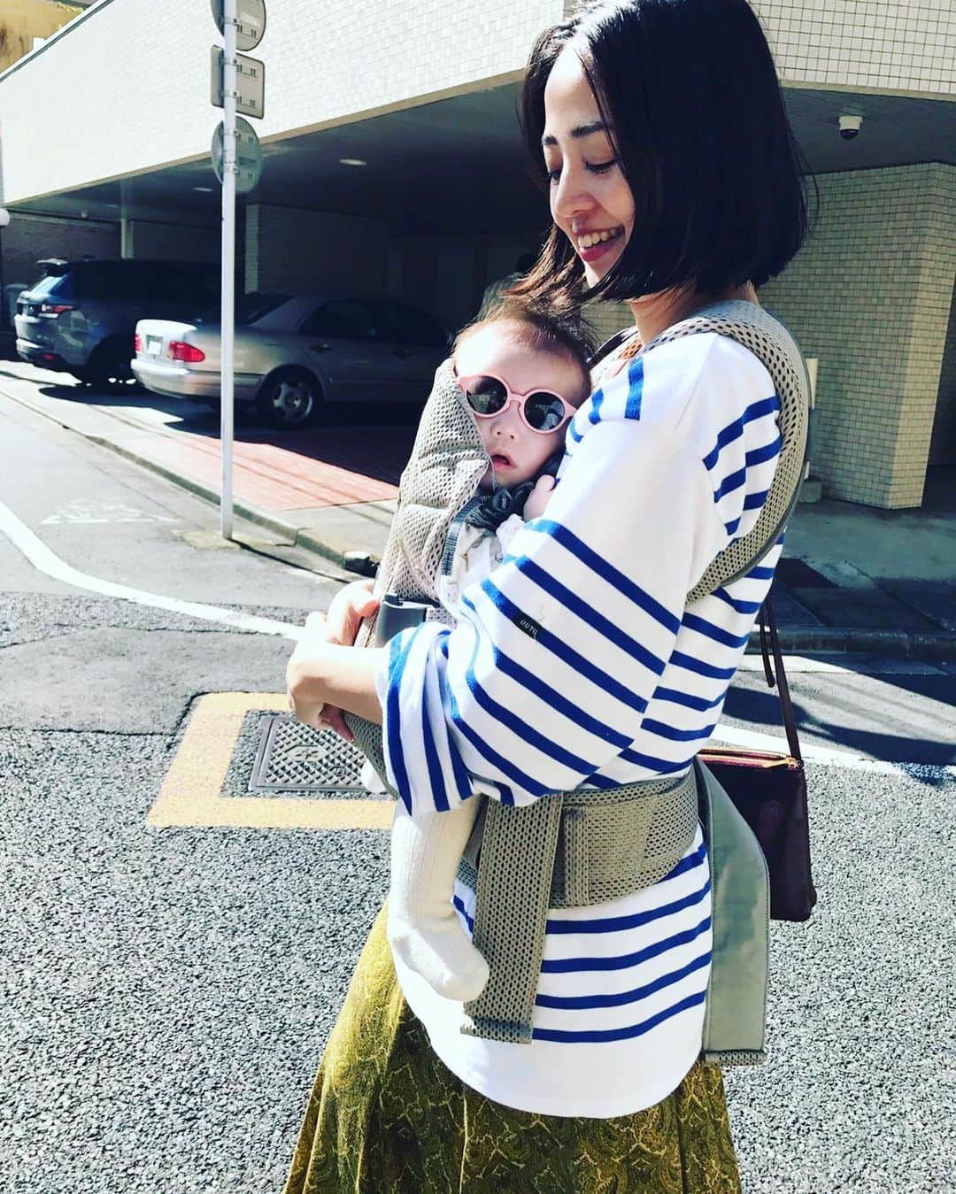 濱中鮎子のインスタグラム：「風邪はいまいちすっきり治りませんが、昨日よりマシになったので、今日はお嬢連れで仕事に。  半分仕事になりませんでしたが、帰り道は初電車で寝てしまった！笑  あーーー、保活が進まない。 やらねば......... *  サングラス、ズレてますねぇ。 *  産後すぐは、なんだかサイズ感が合わず？装着がやりにくい感じがして、使わずにいたベビービョルンの抱っこ紐。  首も座ったしもしや？と、今日なんとなく使ってみたら結構いい感じ。 まだ、スムーズに着脱できないけど、わたしはエルゴのバックベルトが苦手&不得手なので、まだこっちの方が装着が安定。 (エルゴの原理はわかってるし持ってるんですがうまく出来ない🤣) *  さ、無事になきわめかずに、最寄りに着いたぞ！  #お嬢と母さん #お嬢とお仕事  #仕事出来るじゃんと言われると保育園アウト  #申請書のうまい書き方知りたいな」