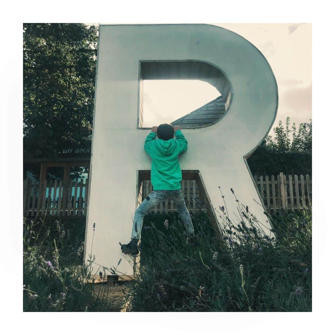 鈴木紗理奈さんのインスタグラム写真 - (鈴木紗理奈Instagram)「RiotoのR  RespectのR ResponsibilityのR ReadinessのR  R‼︎ #eテレ風  #riototomama」10月30日 16時32分 - munehirovoice