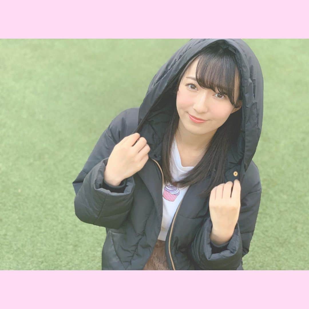 牧村一穂のインスタグラム：「dazzlin第5弾❄️ダウン 軽くてあったかくて、ショート丈でどんなファッションにも合いそう！！ フードが大きくてかぶると小顔効果になる🥺🥺とてもよい🥺🥺 あまり黒のアウターは着ないのですがこれは沢山着ちゃう🥺  #dazzlin_campus #Sakiiro_dazzlin #Sakiiro  #ミスコン#被写体になります#撮影モデル#サロンモデル#撮影#サロンモデル募集#女子大生#看護学生#likeforlikes#instagood#ポートレート#ポートレート部#ダウンジャケット」
