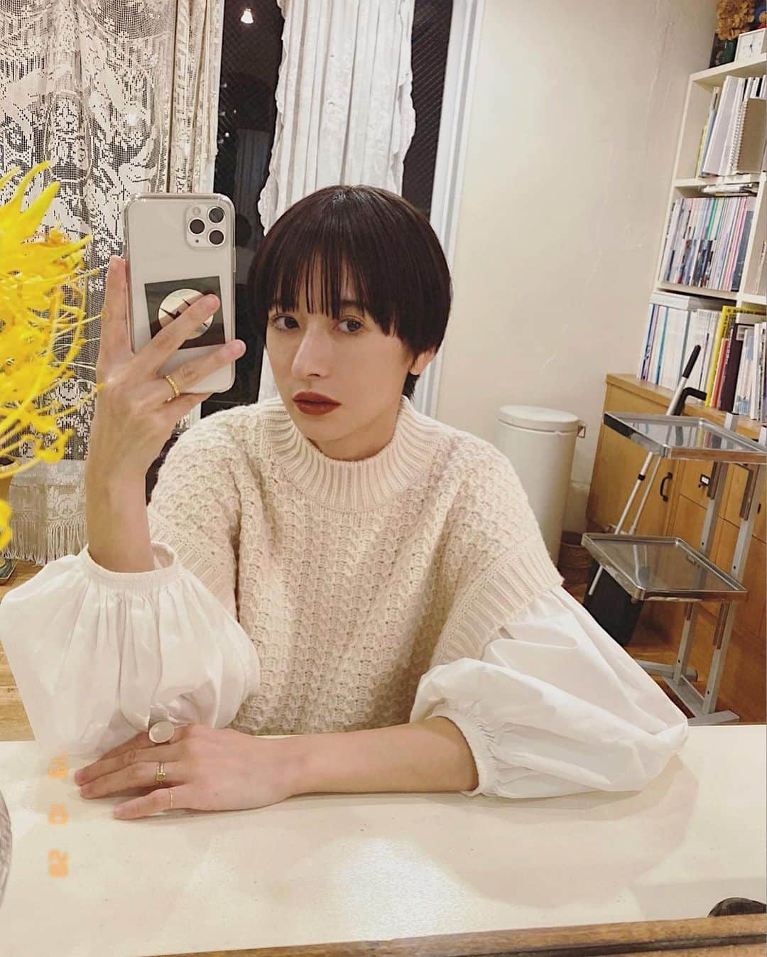 松本恵奈さんのインスタグラム写真 - (松本恵奈Instagram)「髪型を少し変えました♡少し前髪らへんにラインを作って髪色もトーンダウンしてアッシュ系にしたよ◎ なかなか気に入ってる👌🏻 yukiさんいつもありがと♡ #off」10月30日 15時00分 - ena1123