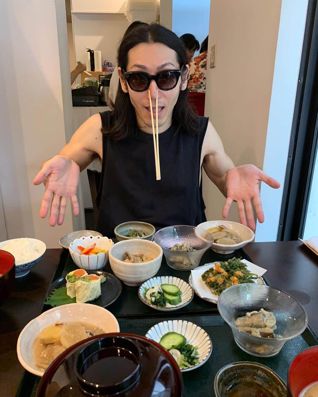 小林尊のインスタグラム：「Tip from a master of eating. How to stop a runny nose before eating. 食べる達人からあなたへ 食べる前に鼻水をとめる方法」